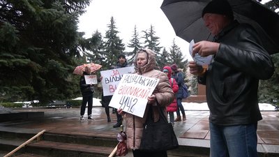 "Ми проти примусової вакцинації": що відомо про акцію під Рівнерадою та як реагує влада