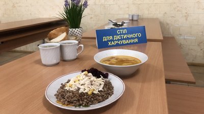 Замість сосисок і консерв — паста Болоньєзе та курячі наґетси. Як у школі Ужгорода оновлюють меню Замість сосисок і консерв — паста Болоньєзе та курячі наґетси. Як у школі Ужгорода оновлюють меню