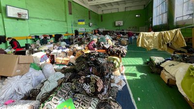 Переселенка з Херсона допомагає волонтерському центру в Миколаєві Переселенка з Херсона допомагає волонтерському центру в Миколаєві