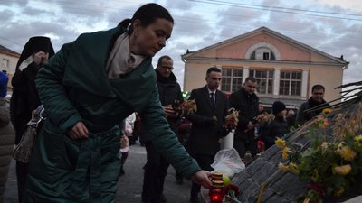 Житомиряни з лампадками та квітами прийшли вшанувати пам'ять жертв голодоморів Житомиряни з лампадками та квітами прийшли вшанувати пам'ять жертв голодоморів