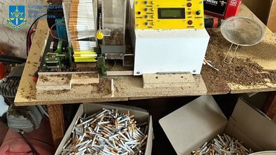На Кіровоградщини викрили трьох чоловіків, які незаконно торгували цигарками