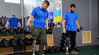 Тренування ветеранів у спортивно-тренажерному залі товариства "Динамо"