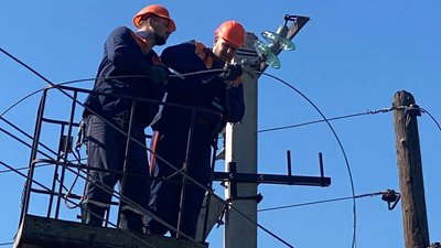 Працівники обленерго ремонтують лінію