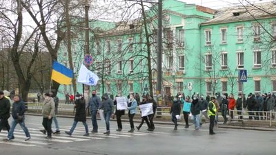 "Моряк - не банкомат!": херсонські моряки вийшли на акцію протесту "Моряк - не банкомат!": херсонські моряки вийшли на акцію протесту