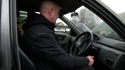 Березнівські волонтери з Рівненщини відправили на фронт 20 "бандеромобілів" Березнівські волонтери з Рівненщини відправили на фронт 20 "бандеромобілів"