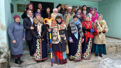 Від хати до хати: на Донеччині артисти козацького ансамблю щедрують та співають колядки