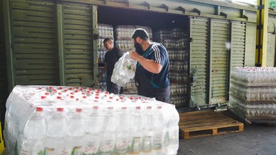 З Тернопільщини жителям Херсонщини відправили 120 тонн питної води З Тернопільщини жителям Херсонщини відправили 120 тонн питної води