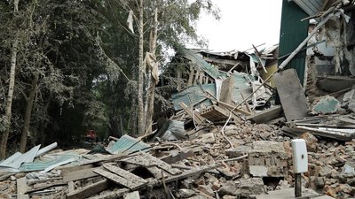 "Хочеться вірити, живі": у Чугуєві під завалами будинку культури шукають людей "Хочеться вірити, живі": у Чугуєві під завалами будинку культури шукають людей