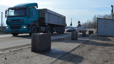 Рух транспорту через тимчасовий міст біля Сарн на Рівненщині можливий не за графіком Рух транспорту через тимчасовий міст біля Сарн на Рівненщині можливий не за графіком