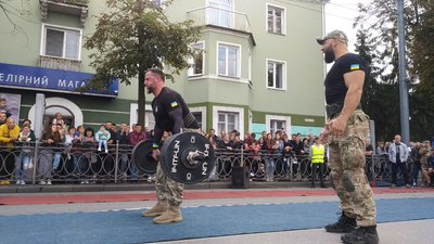 У Рівному змагаються силовики-стронгмени У Рівному змагаються силовики-стронгмени