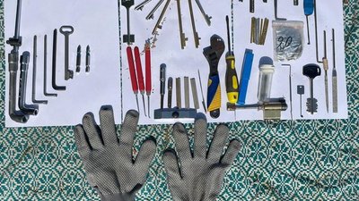 Ховали викрадені гроші та речі в автошинах: на Закарпатті затримали двох чоловіків за підозрою у пограбуванні Ховали викрадені гроші та речі в автошинах: на Закарпатті затримали двох чоловіків за підозрою у пограбуванні
