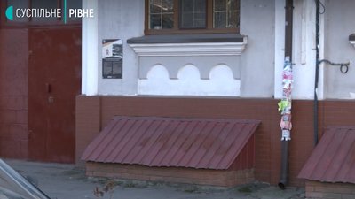 "Нудний додзвін": чи поменшало самовільно розклеєної реклами у Рівному "Нудний додзвін": чи поменшало самовільно розклеєної реклами у Рівному