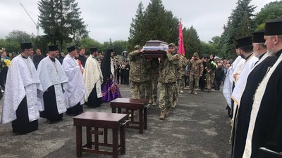 У Тернополі попрощалися із військовослужбовцем Ярославом Кондратюком У Тернополі попрощалися із військовослужбовцем Ярославом Кондратюком