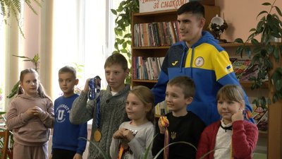 "Змотивувати молодь": у бібліотеці на Волині відбулась зустріч з паралімпійським чемпіоном