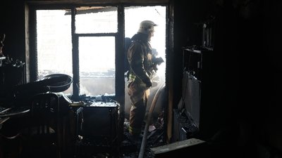 У Запоріжжі рятувальники евакуювали двох людей із квартири, де сталася пожежа 29 березня