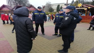 Рятувальники і поліцейські в Тернополі інструктували підприємців "Файного зимового містечка"