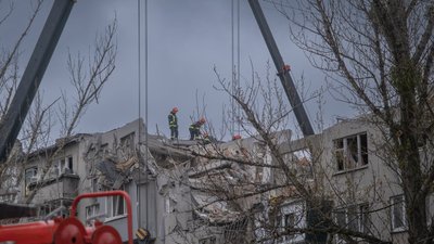 Розбір завалів будинку у Слов'янську триває добу. Шукають ще чотирьох людей. Що відомо