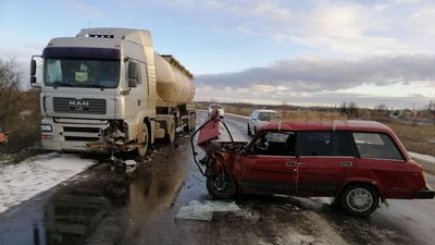 «ВАЗ» зіткнувся із вантажівкою «ВАЗ» зіткнувся із вантажівкою