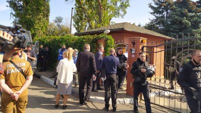 В Одесі пікетували з'їзд "ОПЗЖ": групу людей затримали, у них вилучили зброю В Одесі пікетували з'їзд "ОПЗЖ": групу людей затримали, у них вилучили зброю