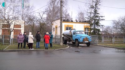«Аж очі ріже»: частина рівнян змушена дихати фекальними скидами