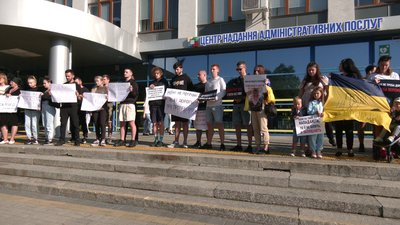 "Гроші на ЗСУ, а не на дороги": позиції учасників акції у Рівному та влади "Гроші на ЗСУ, а не на дороги": позиції учасників акції у Рівному та влади
