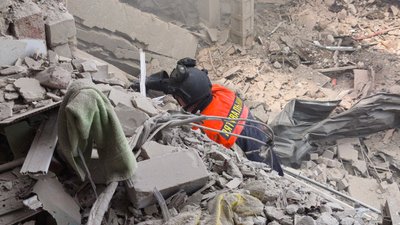 Рятувальник на місті розбору завалів внаслідок ударів по Краматосрьку 20 серпня 2026 рік