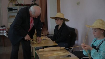 Микола Чирва з Підгородного 39 років виготовляє солом'яні брилі Микола Чирва з Підгородного 39 років виготовляє солом'яні брилі