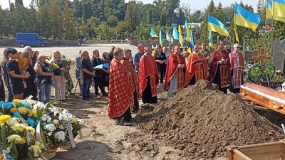 Під час похорону бійця Юрія Зливка Під час похорону бійця Юрія Зливка
