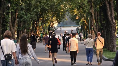 Люди в парку в Харкові