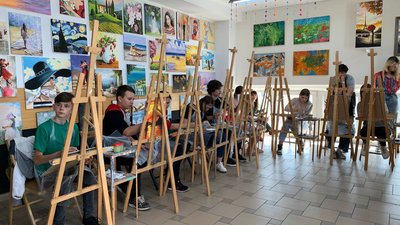 Майстер-клас від художника: в Тернополі діти-переселенці малювали кота "Калуша" Майстер-клас від художника: в Тернополі діти-переселенці малювали кота "Калуша"