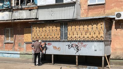 Жителі Нікополя ремонтують дах після обстрілу міста армією РФ Жителі Нікополя ремонтують дах після обстрілу міста армією РФ