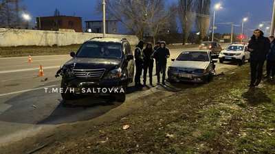 У Харкові Lexus в'їхав у "Жигулі": водія ушпиталили з травмами У Харкові Lexus в'їхав у "Жигулі": водія ушпиталили з травмами