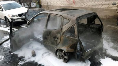 У Дніпрі у дворі багатоповерхівки згорів легковий автомобіль