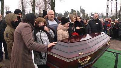 Загинули у першому бою: в Житомирі попрощалися із військовими, які у квітні загинули у боях на Херсонщині Загинули у першому бою: в Житомирі попрощалися із військовими, які у квітні загинули у боях на Херсонщині
