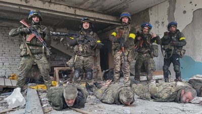 Бійці 43 ОМБр та полонені росіяни у Ківшарівці