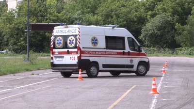 У Полтаві водіїв "швидких" вчать уникати аварій на дорозі