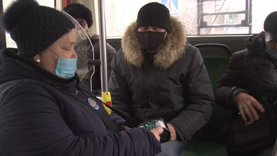 Зараз контролери у тролейбусах ще нікого з пасажирів без електронного квитка не штрафують, проводять лише з пасажирами контрольно-роз'яснювальну роботу. Фото: Суспільне. Поділля. Зараз контролери у тролейбусах ще нікого з пасажирів без електронного квитка не штрафують, проводять лише з пасажирами контрольно-роз'яснювальну роботу. Фото: Суспільне. Поділля.