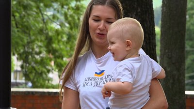 Співає пісні та заробляє гроші для ЗСУ: у Чернігові хлопчик назбирав майже 60 тисяч гривень Співає пісні та заробляє гроші для ЗСУ: у Чернігові хлопчик назбирав майже 60 тисяч гривень