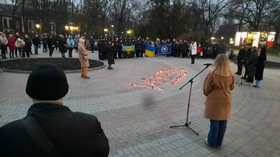 "Діти": у Кропивницькому вшанували пам'ять загиблих від авіаудару по Маріупольському театру "Діти": у Кропивницькому вшанували пам'ять загиблих від авіаудару по Маріупольському театру