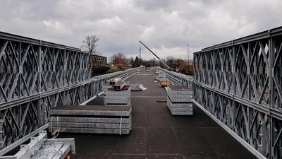 На Закарпатті змонтували близько 160 м модульного мосту через річку Тересва На Закарпатті змонтували близько 160 м модульного мосту через річку Тересва