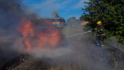 Рятувальники гасять палаючий автомобіль