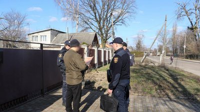 Спалюють опале листя та суху траву: на Житомирщині тривають рейди із виявлення порушників Спалюють опале листя та суху траву: на Житомирщині тривають рейди із виявлення порушників