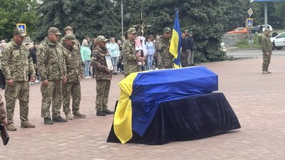 У Південноукраїнську попрощалися із загиблим військовим Максимом Юхимчуком У Південноукраїнську попрощалися із загиблим військовим Максимом Юхимчуком