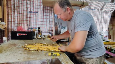 нацгвардієць Володимир Базюк робить іконостас нацгвардієць Володимир Базюк робить іконостас