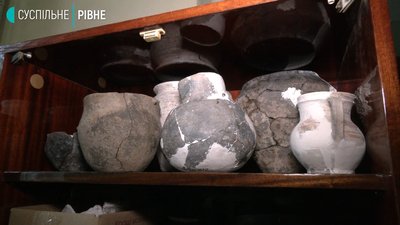 Науковець показав, як докупи склеюють знайдене на розкопках Науковець показав, як докупи склеюють знайдене на розкопках