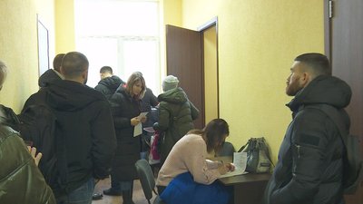 350 заяв за півтора дня. У Дніпрі бійці та переселенці реєструються на отримання пільгових житлових кредитів (ВІДЕО)