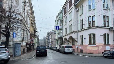 На вулиці Братів Руснаків у Чернівцях продовжили тестувати змінений напрямок одностороннього руху: скільки це триватиме
