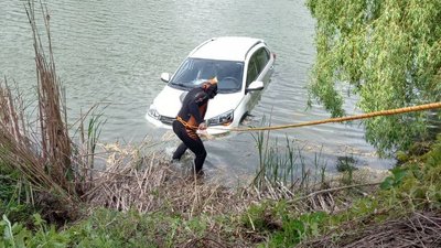 Зі ставка у Луцьку витягнули легковик, який власниця шукала з поліцією