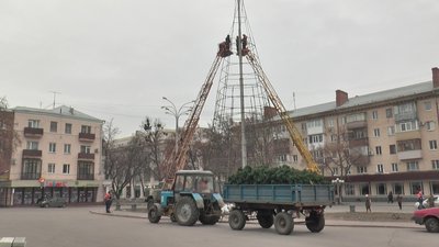 У Полтаві встановлюють новорічну ялинку
