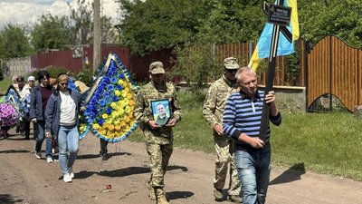 На Черкащині провели в останню путь навідника механізованої бригади Маґура На Черкащині провели в останню путь навідника механізованої бригади Маґура